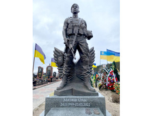 Пластиковая скульптура военного под бронзу памятники военным под заказ.
